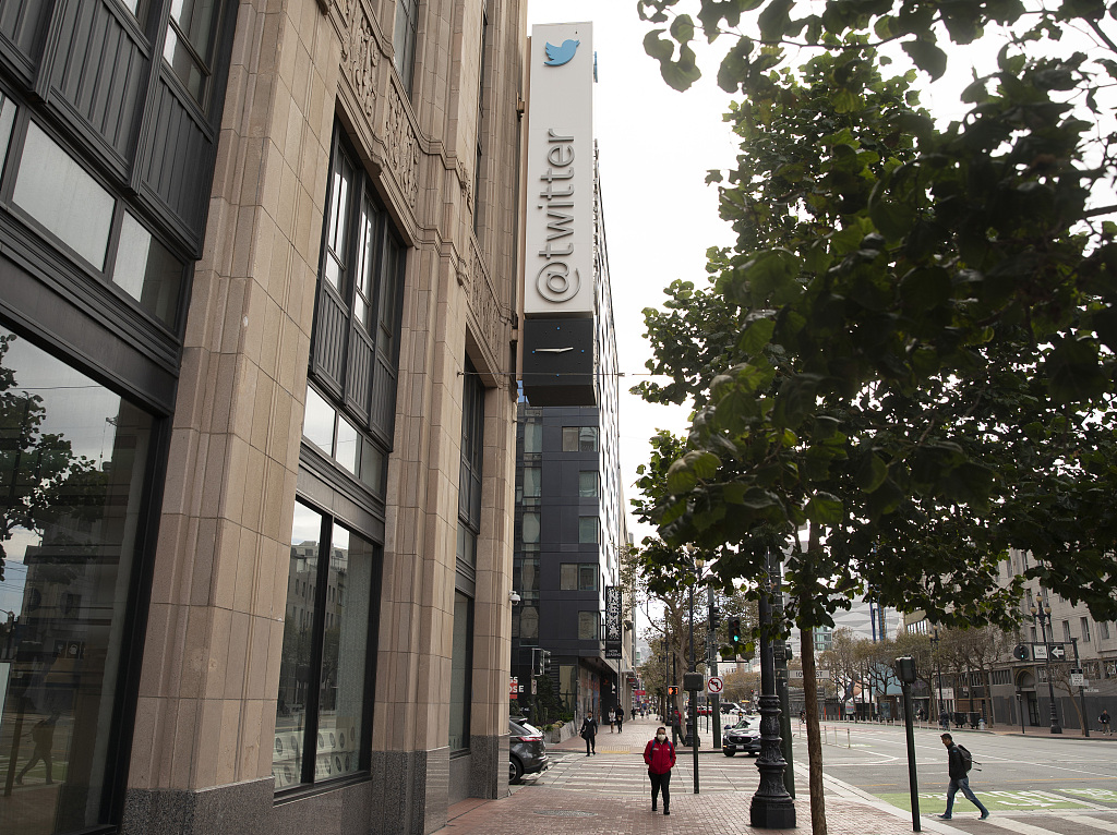 Pedestrians pass the Twitter headquarters in San Francisco, California, the U.S., October 28, 2022. /CFP