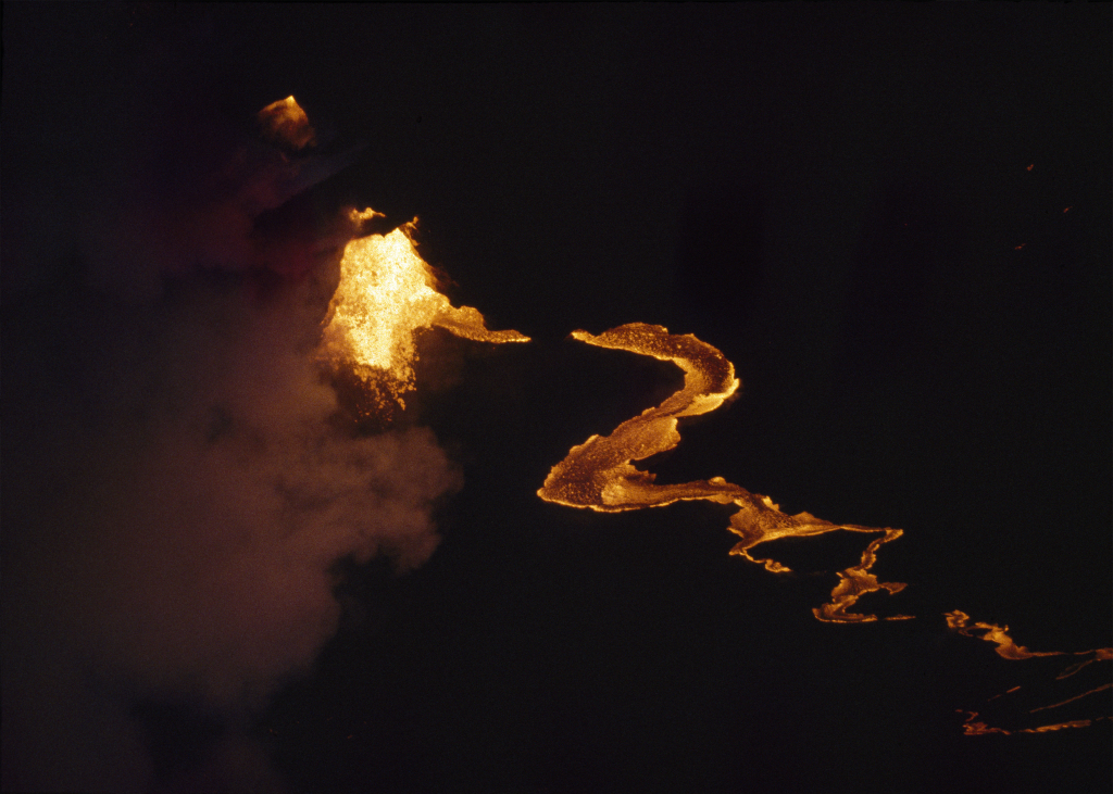 Lava flows downhill from the crater of Mauna Loa on the island of Hawaii, April 5, 1984. /CFP