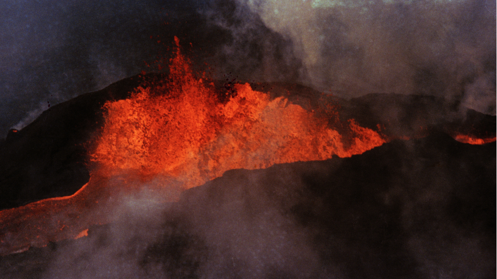 Molten rock flows from Mauna Loa on the island of Hawaii, March 28, 1984. /CFP