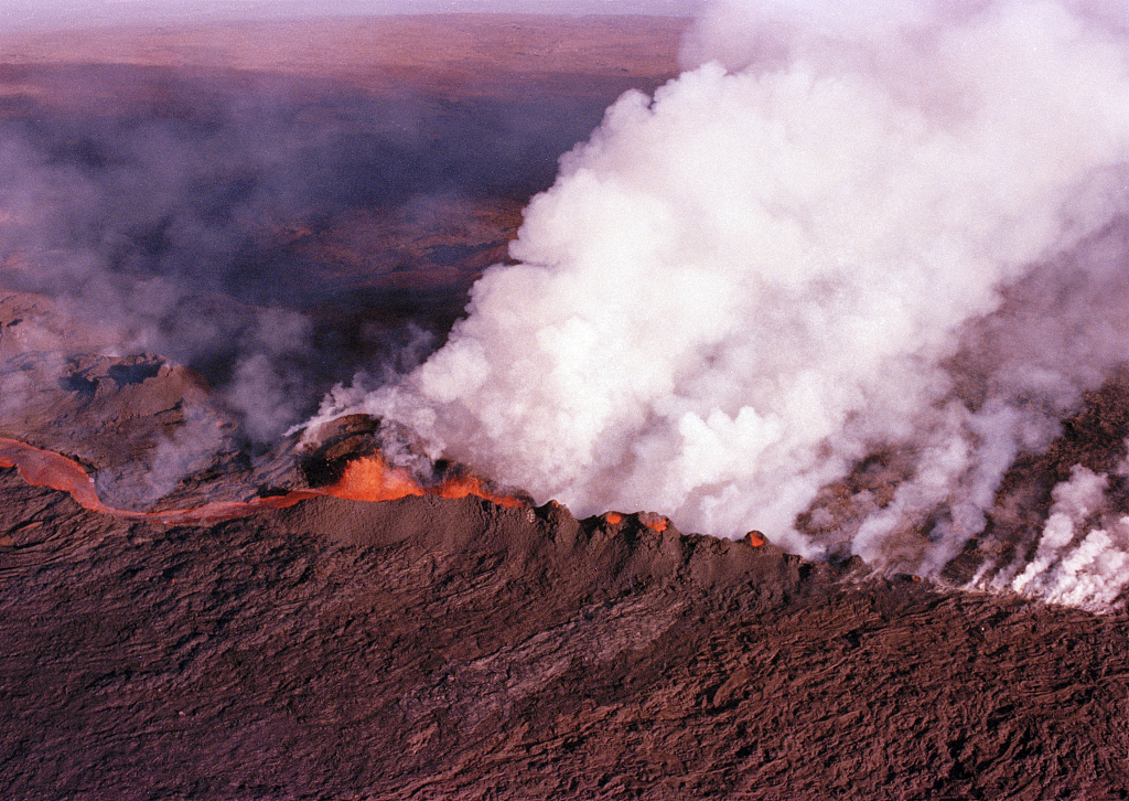 Huge clouds of smoke rise from the crater of Mauna Loa on the island of Hawaii, April 4, 1984. /CFP