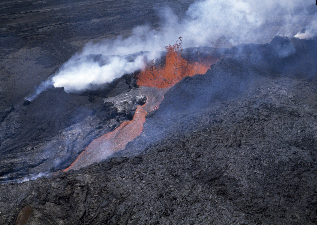 Molten rock flows from Mauna Loa on the island of Hawaii, March 26, 1984. /CFP