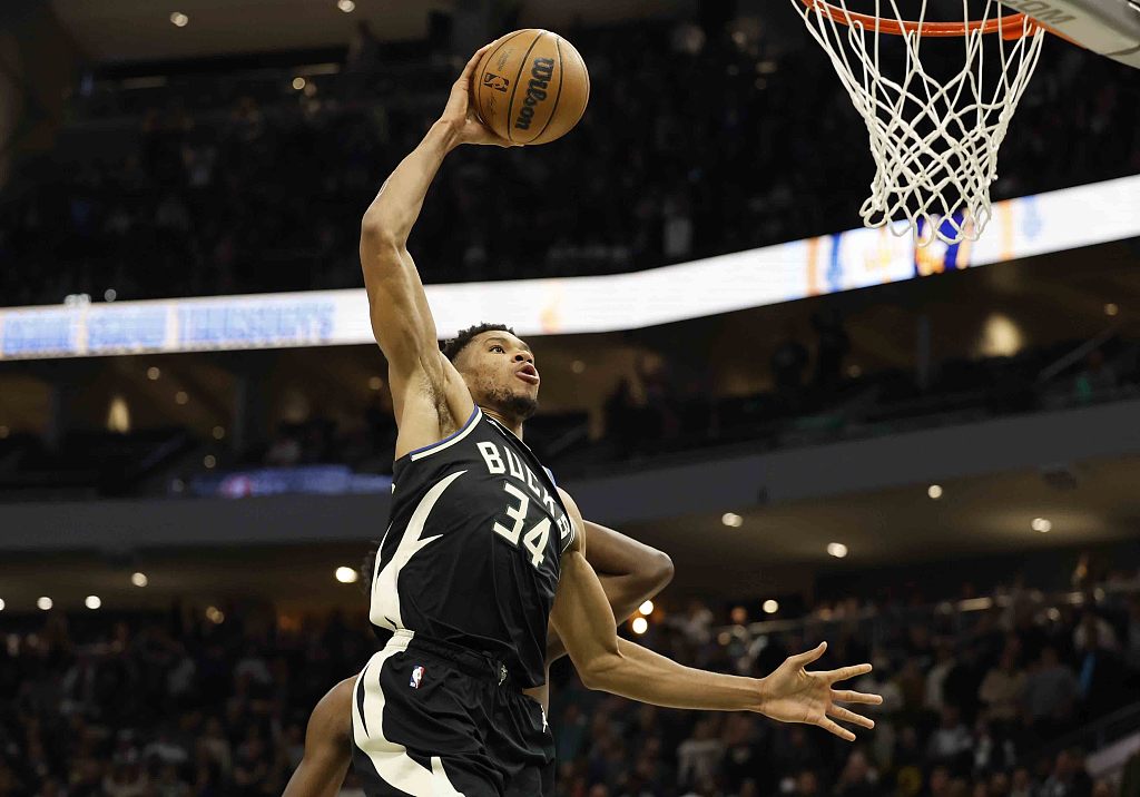 Giannis Antetokounmpo of the Milwaukeee Bucks drives toward the rim in the game against the Atlanta Hawks at Fiserv Forum in Milwaukee, Wisconsin, October 29, 2022. /CFP