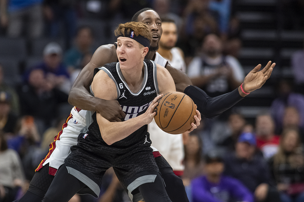Kevin Huerter (front) of the Sacramento Kings holds the ball in the game against the Miami Heat at Golden 1 Center in Sacramento, California, October 29, 2022. /CFP