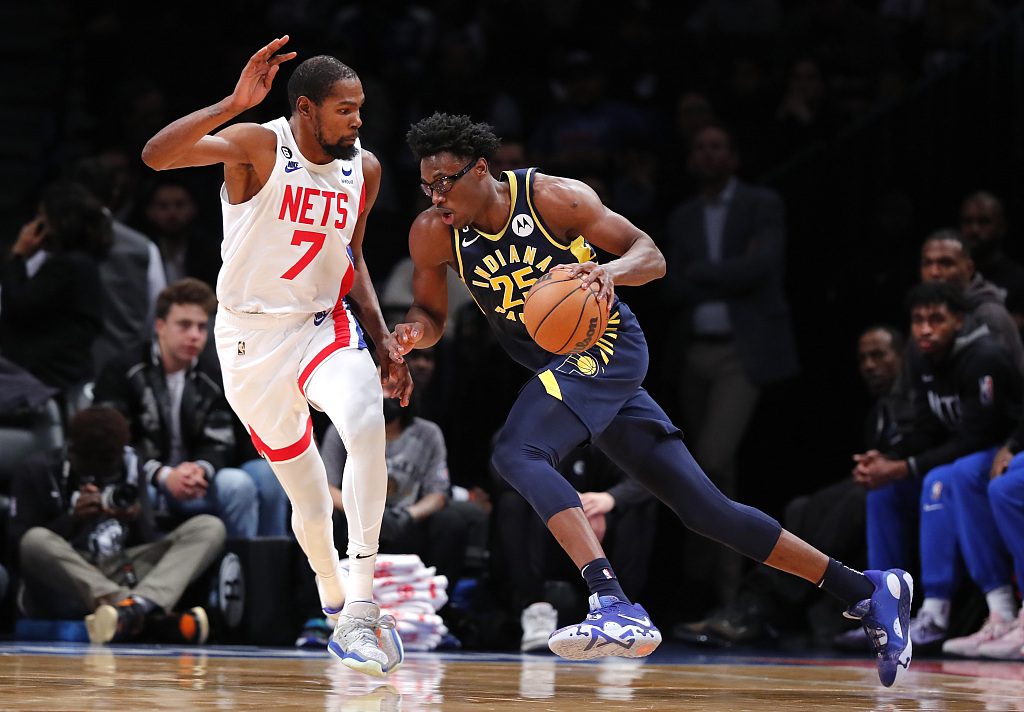Jalen Smith (R) of the Indiana Pacers penetrates in the game against the Brooklyn Nets at the Barclays Center in Brooklyn, New York City, New York, October 29, 2022. /CFP