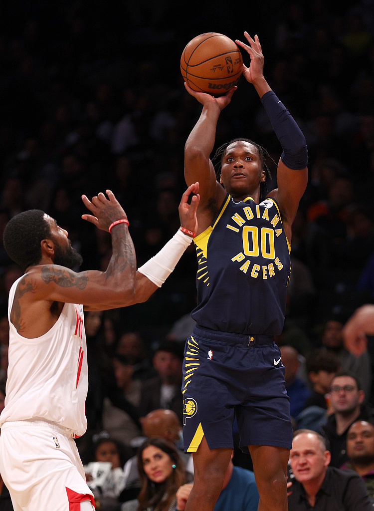 Bennedict Mathurin (#00) of the Indiana Pacers shoots in the game against Brooklyn Nets at the Barclays Center in Brooklyn, New York, October 29, 2022. /CFP