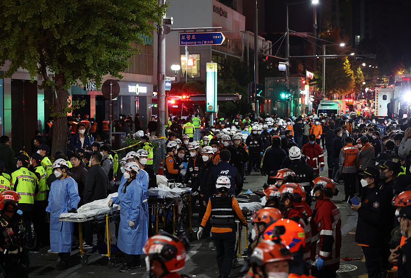 Rescuers, police and medics are at the site of a stampede in Itaewon, Seoul, South Korea, October 30, 2022. /CFP
