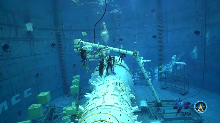 Taikonauts train in an underwater simulated space environment with the help of divers. /CFP