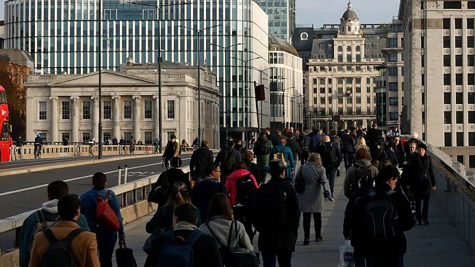 Pedestrians on their way to work cross London Bridge, London, Britain, October 12, 2022. /CFP
