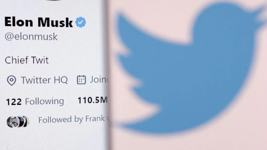 Elon Musk's account and the Twitter logo are seen in this illustration, October 28, 2022. /Reuters