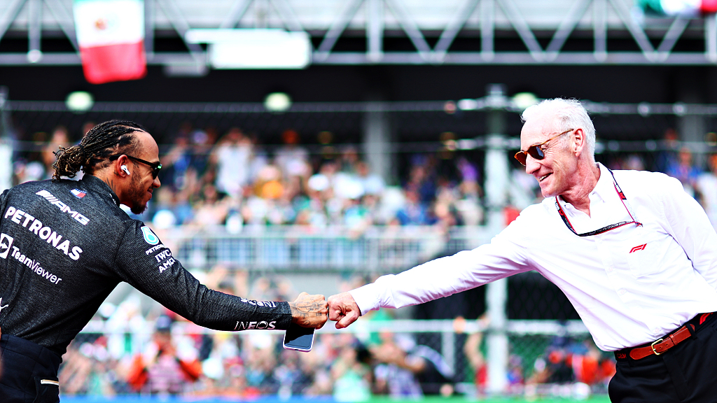 Lewis Hamilton (L) of Mercedes and Liberty Media CEO Greg Maffei bump fists on the grid at Autodromo Hermanos Rodriguez in Mexico City, Mexico, October 30, 2022. /CFP