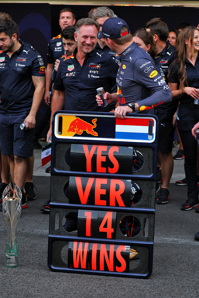 Red Bull team principal Christian Horner (L) celebrates a record-breaking 14th GP victory in one season for Max Verstappen at Autodromo Hermanos Rodriguez during the F1 Mexican Grand Prix in Mexico City, Mexico, October 30, 2022. /CFP