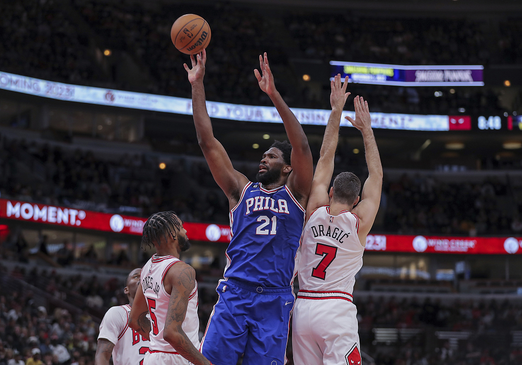 Joel Embiid (#21) of the Philadelphia 76ers shoots in the game against the Chicago Bulls at United Center in Chicago, Illinois, October 29, 2022. /CFP