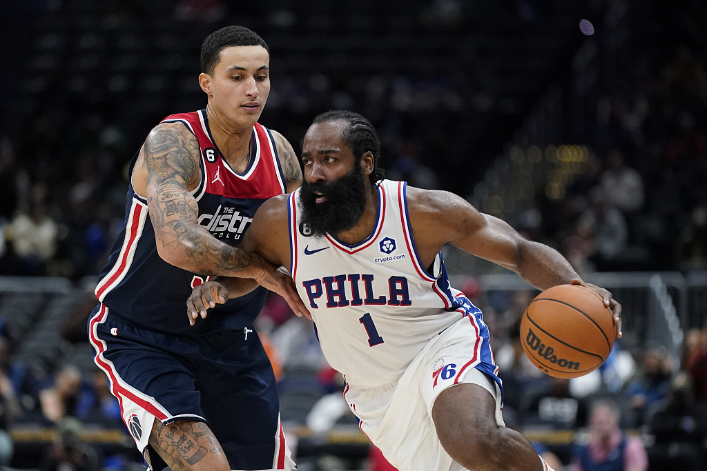 James Harden (#1) of the Philadelphia 76ers penetrates in the game against the Washington Wizards at Capital One Arena in Washington, D.C., October 31, 2022. /CFP