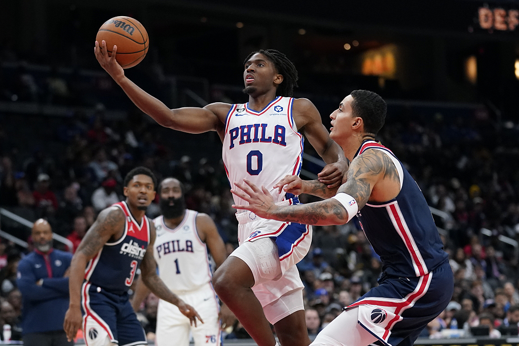 Tyrese Maxey (#0) of the Philadelphia 76ers shoots in the game against the Washington Wizards at Capital One Arena in Washington, D.C., October 31, 2022. /CFP
