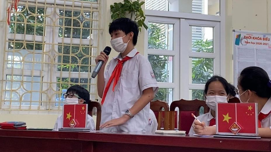 A student from Thang Long High School talks with taikonauts aboard China's space station via video link in Hanoi, Vietnam, November 1, 2022. /CMG