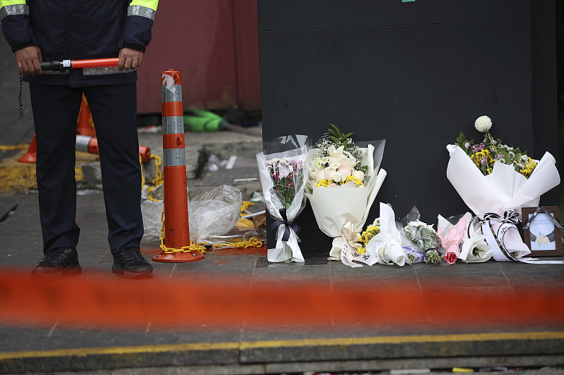 Flowers left near the scene of a crowd surge accident that killed 155 people and injured 152 others in the Itaewon area of Seoul, South Korea, November 1, 2022. /CFP