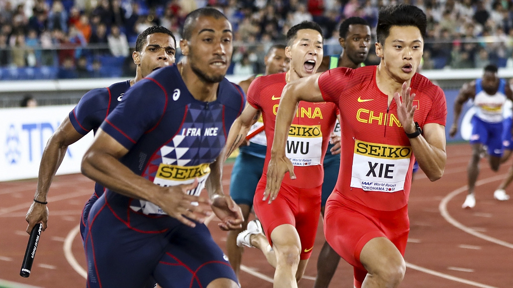 Xie Zhenye and Wu Zhiqiang of Team China in action during the men's 4x100m relay final at the World Athletics Relays at Nissan Stadium in Yokohama, Kanagawa, Japan, May 12, 2019. /CFP