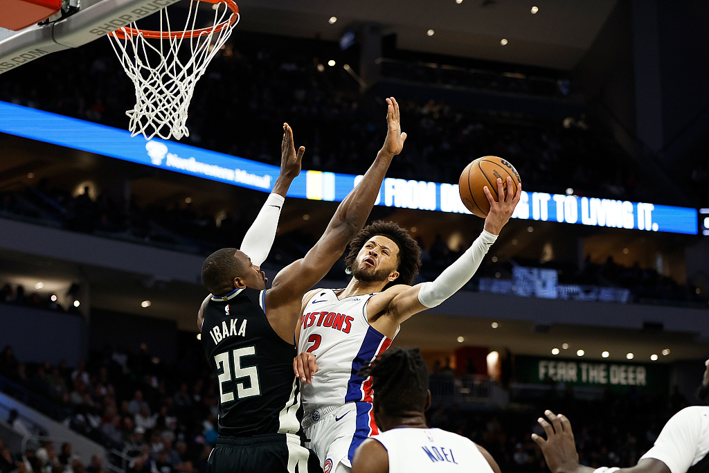 Cade Cunningham (#2) of the Detroit Pistons drives toward the rim in the game against the Milwaukee Bucks at Fiserv Forum in Milwaukee, Wisconsin, October 31, 2022. /CFP