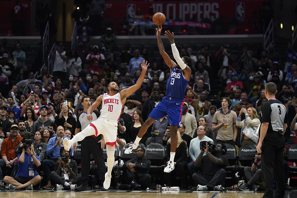 Paul George (R) of the Los Angeles Clippers shoots in the game against the Houston Rockets at Crypto.com Arena in Los Angeles, California, October 31, 2022. /CFP
