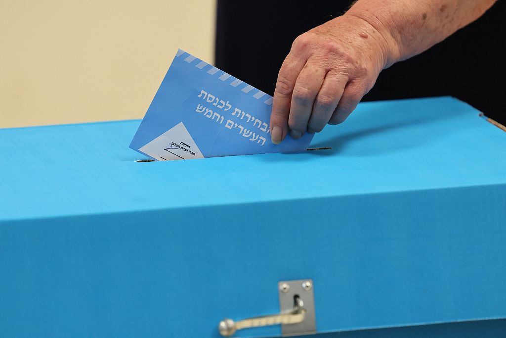 An Israeli voter cast a ballot during Israel's fifth election in less than four years at a polling station in the Israeli coastal city of Tel Aviv on November 1, 2022. /CFP