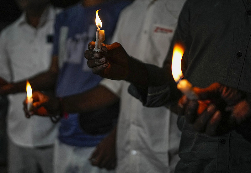 People light candles to pay tribute to victims of Sunday's bridge collapse in Morbi town, in the western Indian state of Gujarat, Octomber 31, 2022. /CFP