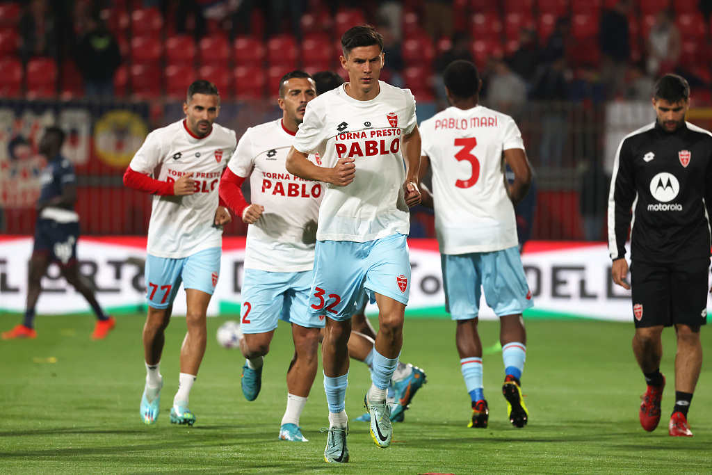 Monza players are seen wearing a special t-shirt for their teammate Pablo Mari prior to their clash with Bologna FC at Stadio Brianteo in Monza, Italy, October 31, 2022. /CFP