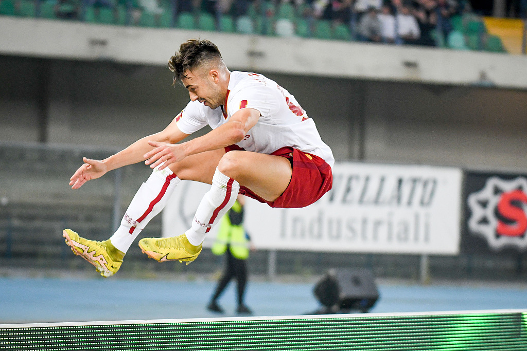 Roma's Stephan El Shaarawy jumps over the advertising hoardings after scoring a wonder goal during their clash with Hellas Verona at the Marcantonio Bentegodi stadium in Verona, Italy, October 31, 2022. /CFP