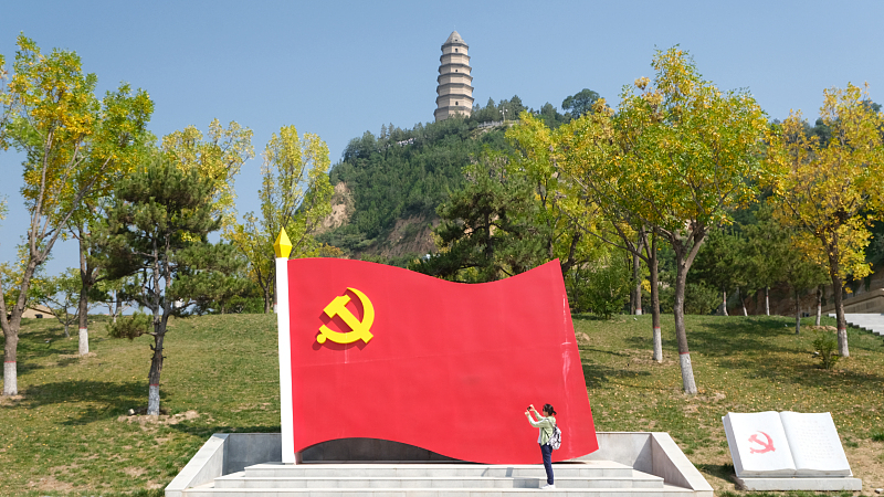 Tourists visit the Pagoda Mountain Scenic spot in Yan'an, Shaanxi, China, September 18, 2022. /CFP