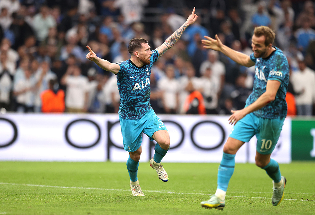 Pierre-Emile Hojbjerg (L) celebrates with teammate Harry Kane after scoring a goal to seal Tottenham's 2-1 victory over Olympique Marseille during their Champions League match at Orange Velodrome in Marseille, France, November 1, 2022. /CFP