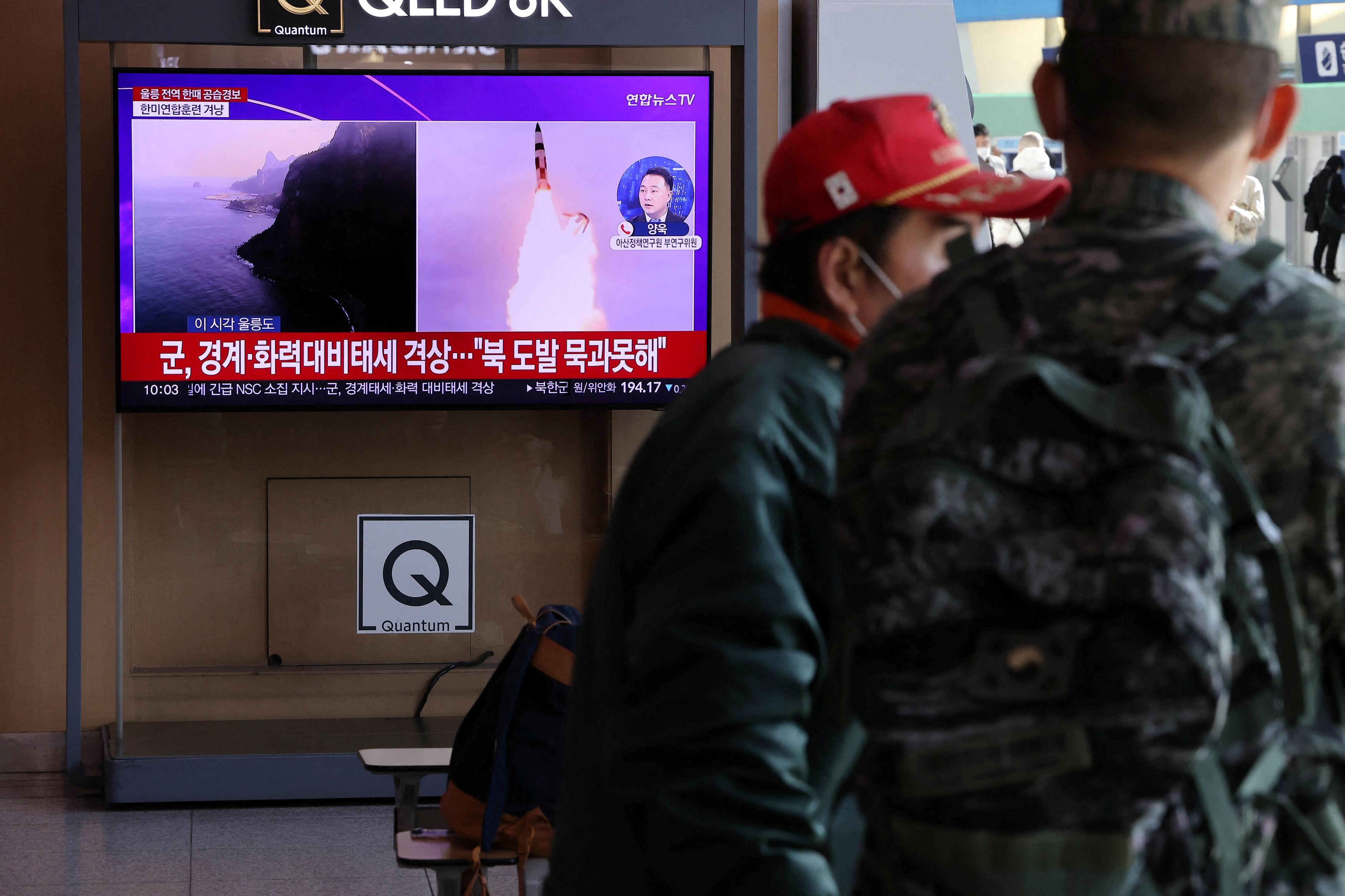 People watch a TV broadcasting a news report on DPRK firing ballistic missiles into the sea, in Seoul, ROK, November 2, 2022. /Reuters