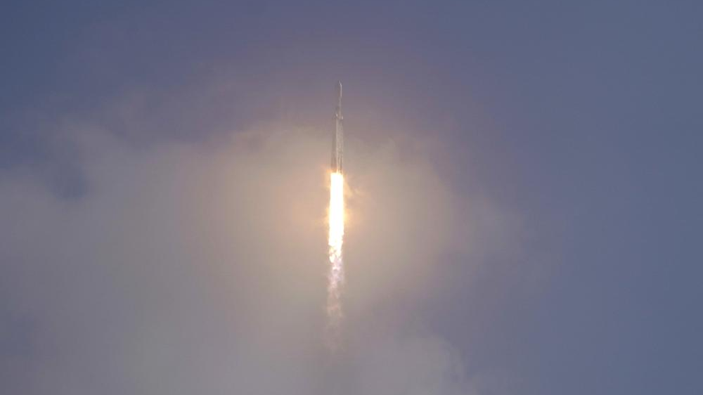 Un cohete Falcon Heavy de SpaceX despega de la plataforma 39A en el Centro Espacial Kennedy en Cabo Cañaveral, Florida, Estados Unidos, el 1 de noviembre de 2022. /AP