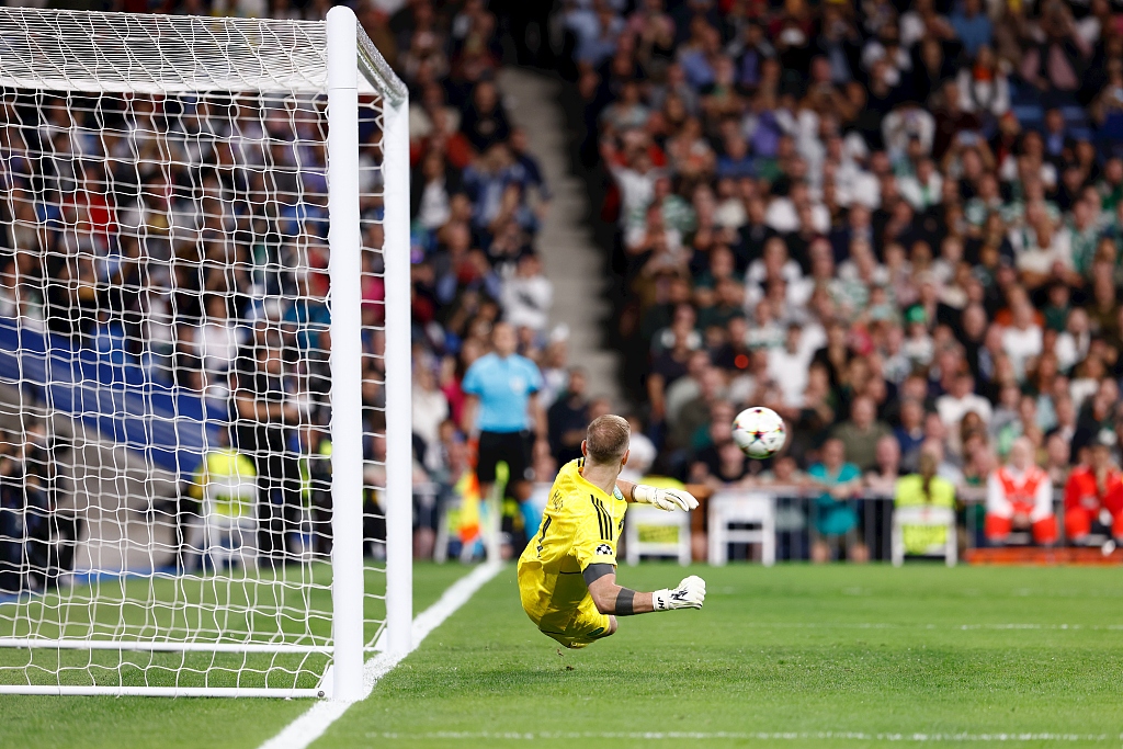 Goalkeeper Joe Hart of Celtic fails to stop the penalty shot by Luka Modric (not pictured) of Real Madrid during the Champions League match in Madrid, Spain, November 2, 2022. /CFP