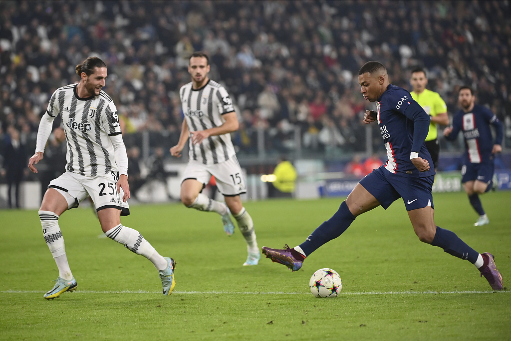 Kylian Mbappe (R) of PSG runs with the ball during the Champions League match with Juventus in Turin, Italy, November 2, 2022. /CFP 