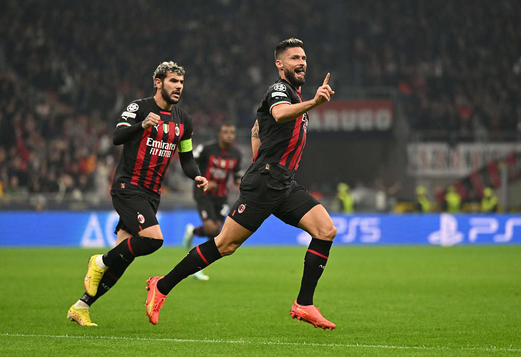 Olivier Giroud (R) scores AC Milan's first goal against Salzburg during the Champions League match in Milan, Italy, November 2, 2022. /CFP