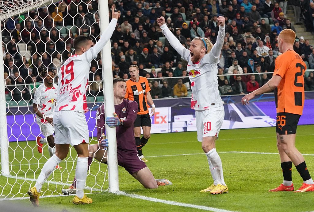 Andre Silva (L) of Leipzig scores a goal against Shakhtar Donetsk during the Champions League match in Warsaw, Poland, November 2, 2022. /CFP 