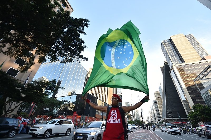 A supporter of Luis Inacio Lula da Silva waves a Brazilian flag during presidential runoff day in Sao Paulo, Brazil, October 30, 2022. /CFP