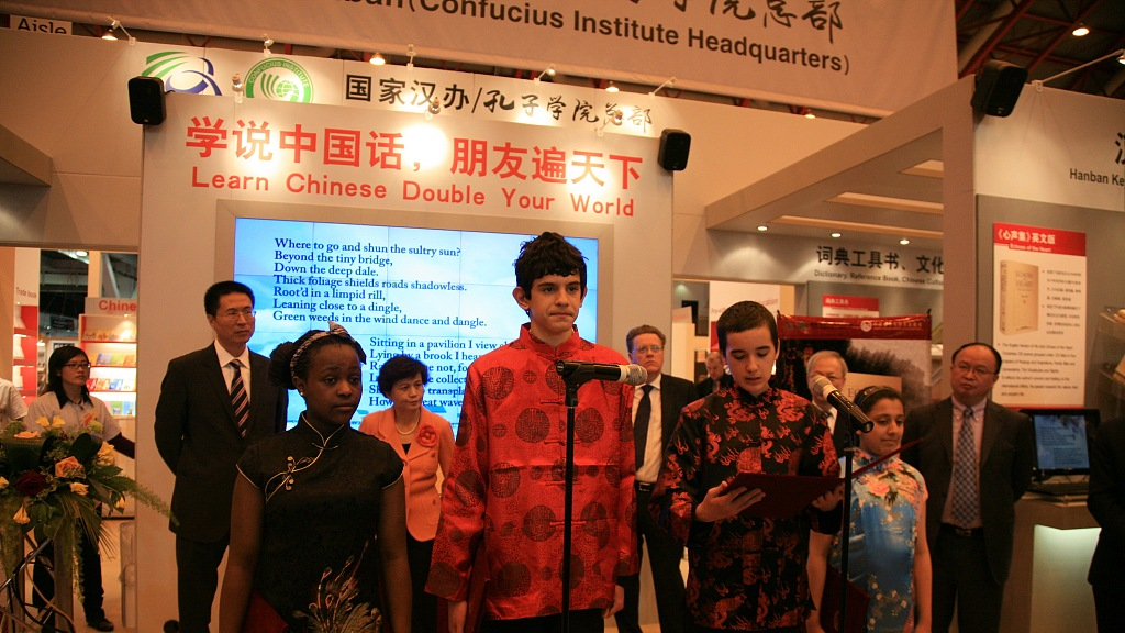 Young participants at the booth of the Confucius Institute Headquarters at the London Book Fair, in London, the UK, April 17, 2012. China was the guest of honor at the 2012 London Book Fair. Ten years on, the UK is reportedly looking to close the Confucius institutes in the country. /CFP