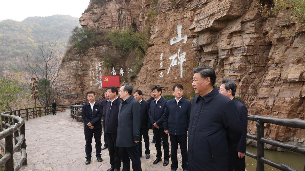Xi Jinping, with the members of the Standing Committee of the new CPC Central Committee Political Bureau, views the Hongqi Canal in Linzhou City, Henan, China, October 28, 2022. /CFP