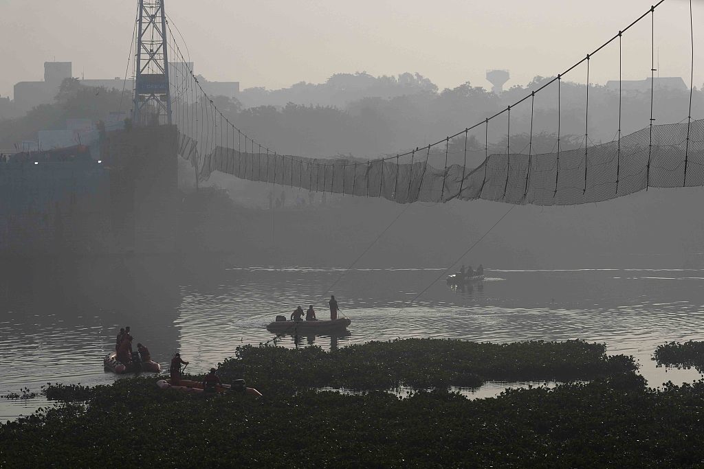 Rescuers on boats search in the Machchhu river where a pedestrian bridge collapsed Sunday in Morbi town of western state Gujarat, India, Tuesday, Nov. 1, 2022. /CFP