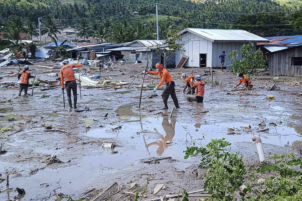 In this photo provided by the Philippine Coast Guard, rescuers continue their search for missing bodies at Barangay Kusiong, Maguindanao province, southern Philippines on Monday, Oct. 31, 2022. /CFP
