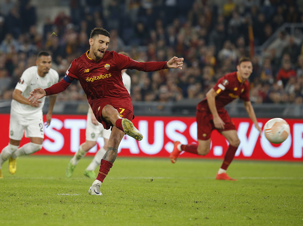 Lorenzo Pellegrini (C) of AS Roma scores a penalty during their Europa League match with Ludogorets Razgrad at Stadio Olimpico in Rome, Italy, November 3, 2022. /CFP