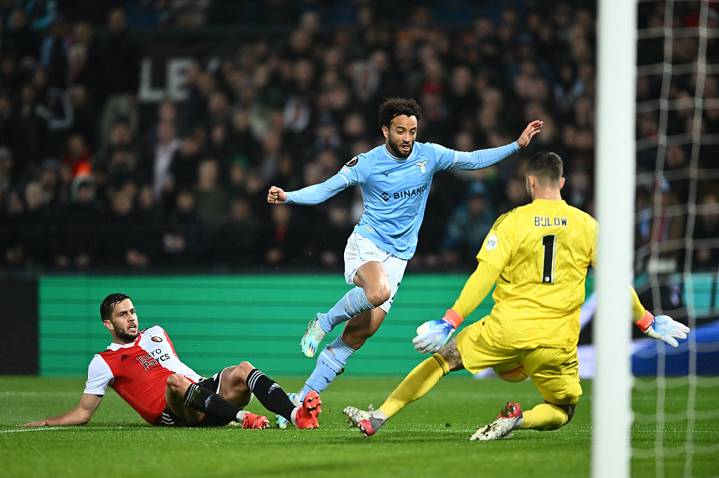 Felipe Anderson (C) of Lazio shoots while under pressure from David Hancko (L) and goalkeeper Justin Bijlow of Feyenoord during their Europa League match at Feyenoord Stadium in Rotterdam, the Netherlands, November 3, 2022. /CFP