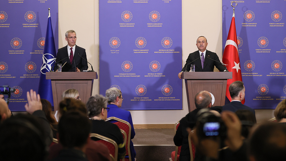 NATO Secretary General Jens Stoltenberg (L),  and Turkish Foreign Minister Mevlut Cavusoglu give a joint news conference after talks in Istanbul, Türkiye, November 3, 2022. /CFP