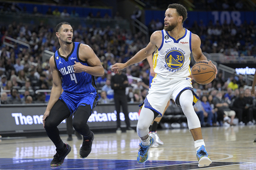 Stephen Curry (#30) of the Golden State Warriors dribbles in the game against the Orlando Magic at Amway Center in Orlando, Florida, November 3, 2022. /CFP