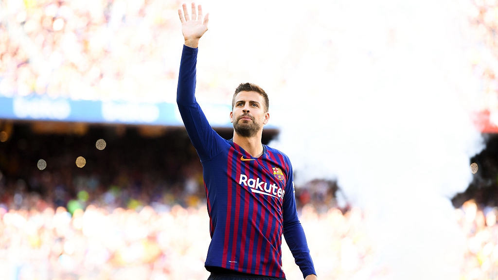 Gerard Pique of Barcelona acknowledges the fans after their clash with Boca Juniors at Camp Nou in Barcelona, Spain, August 15, 2018. /CFP