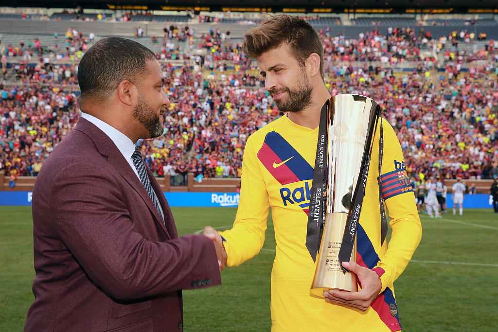 Gerard Pique (R) holds the trophy after Barcelona win the 2019 International Champions Cup at Michigan Stadium in Ann Arbor, Michigan, U.S., August 10, 2019. /CFP