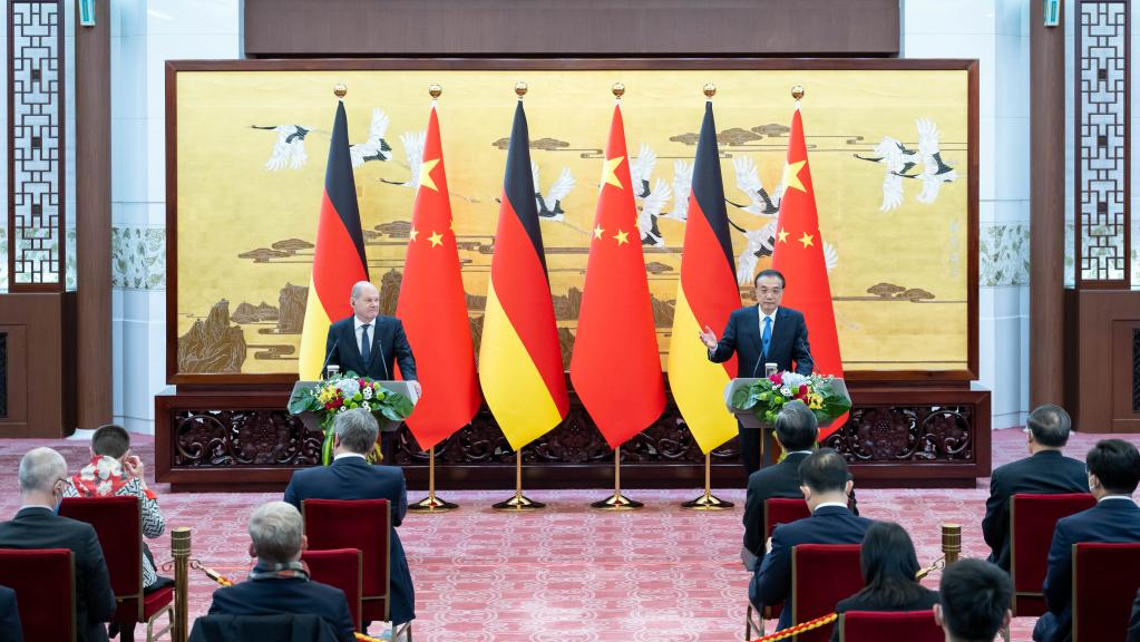 Chinese Premier Li Keqiang (R) and German Chancellor Olaf Scholz meet the press after their talks at the Great Hall of the People in Beijing, China, November 4, 2022. /Xinhua
