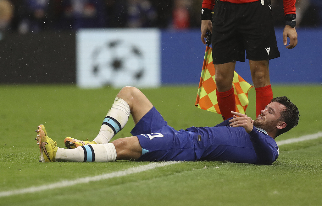 Ben Chilwell of Chelsea lies on the floor after picking up an injury during their Champions League match at Stamford Bridge in London, the UK, November 2, 2022. /CFP
