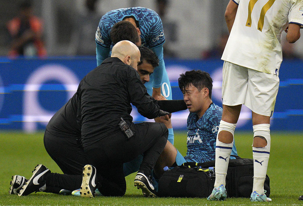 Son Heung-min (C) of Tottenham Hotspur lies on the field after suffering a fracture around his left eye in the UEFA Champions League game against Marseille at the Stade Velodrome in Marseille, France, November 1, 2022. /CFP