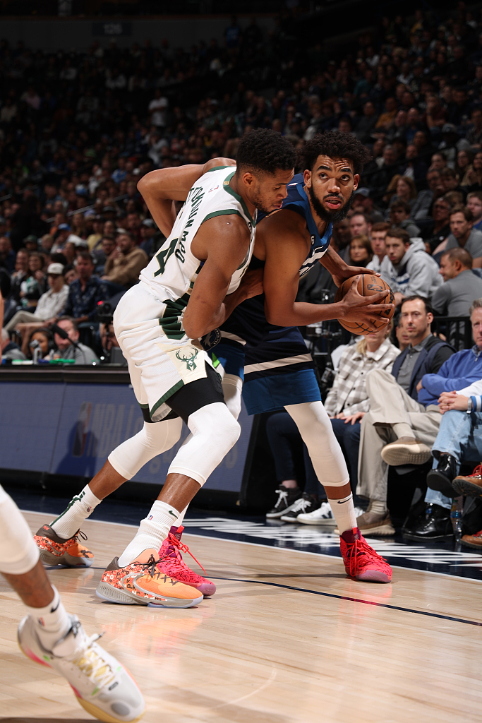 Giannis Antetokounmpo (L) of the Milwaukee bucks guards Karl-Anthony Towns of the Minnesota Timberwolves in the game at Target Center in Minneapolis, Minnesota, November 4, 2022. /CFP